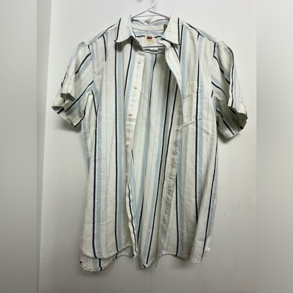 Men’s Levi button up shirt